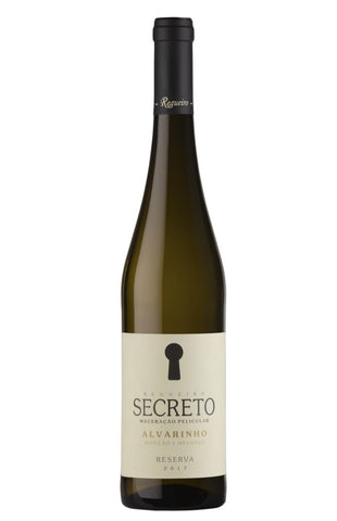 A bottle of Quinta do Regueiro Secreto Alvarinho Vinho Verde
